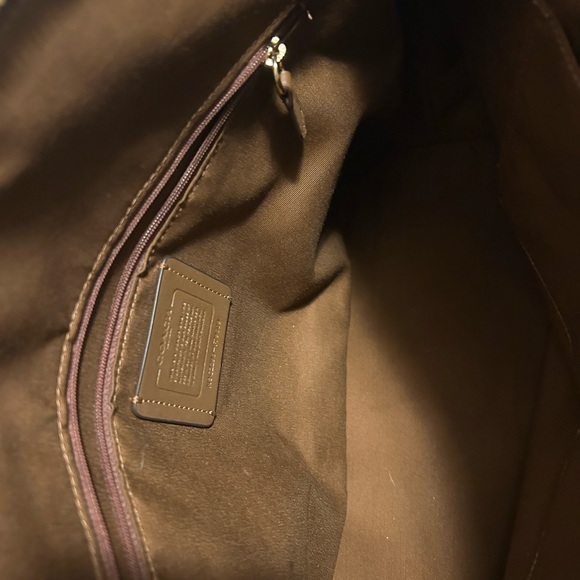 Coach Brown Tote Bag with Signature Pattern and Spacious Design - Picture 4 of 4